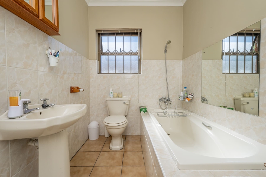 5 Bedroom Property for Sale in De Oude Spruit Western Cape